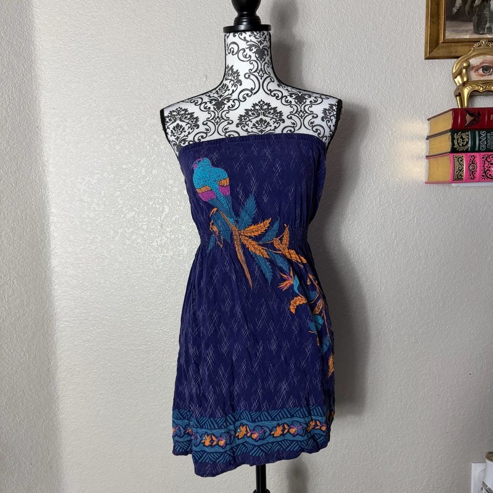 Elegant Strapless Dress with Embroidered Bird Design